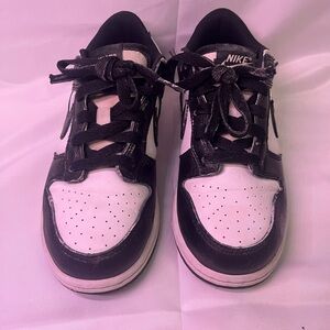 Nike dunks Black and White Sneakers 2y